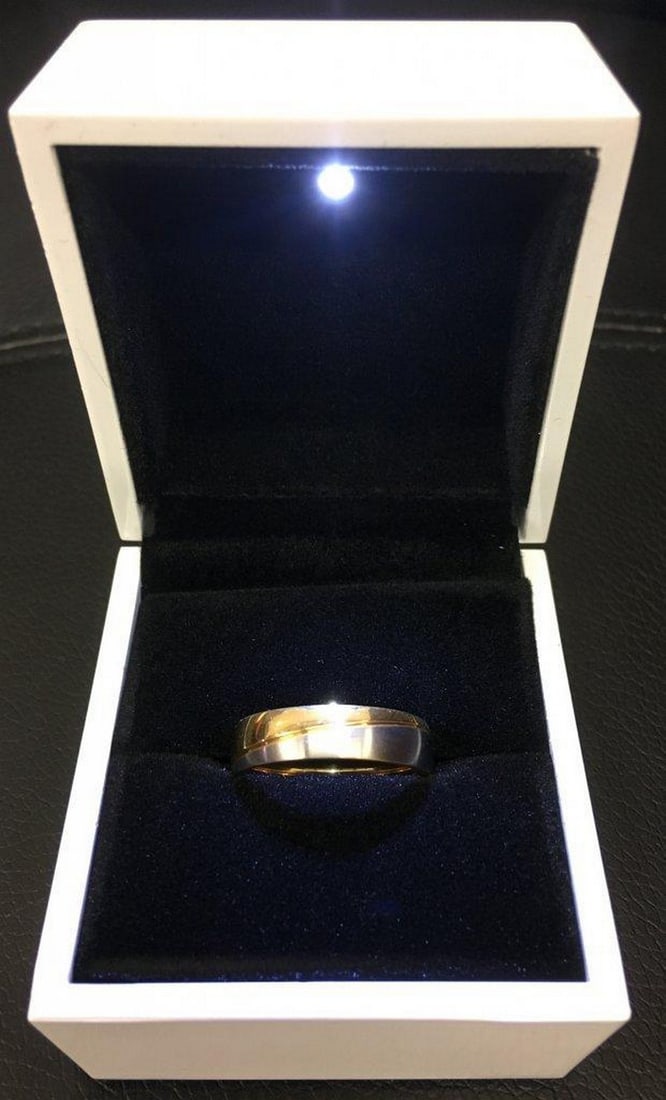 18kt Gold Plated Size 10 Men's Cross Band Ring With LED: 18kt Gold Plated Size 10 Men's Cross Band Ring. Comes in White Enameled LED Ring Box. View Photos For Further Details