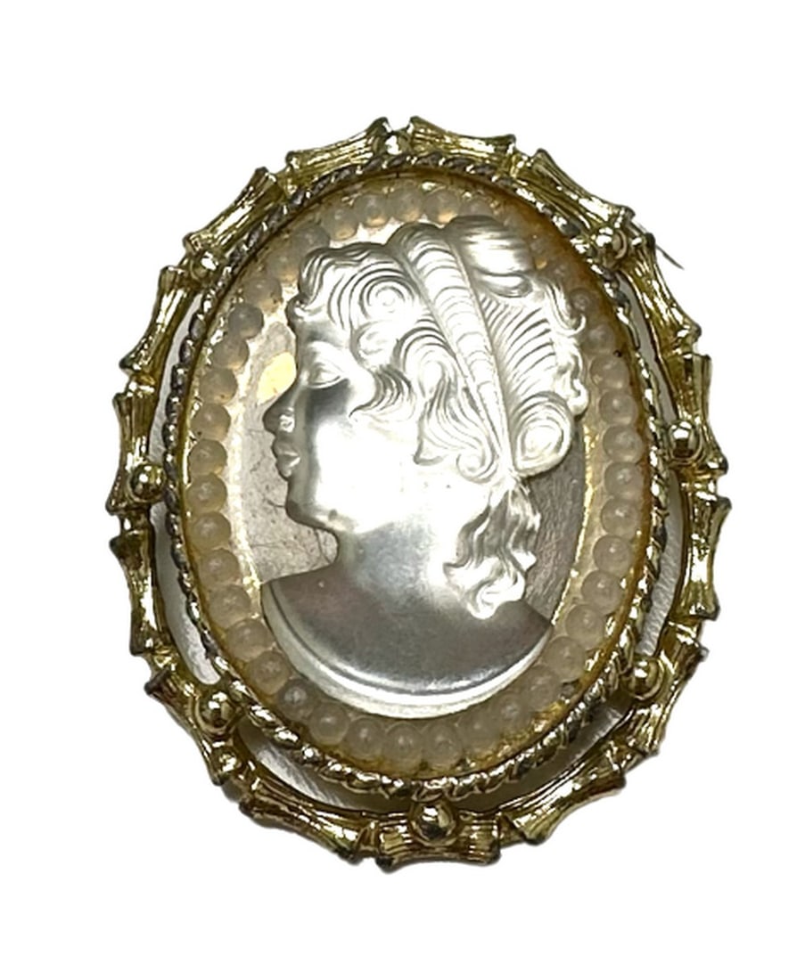Vintage Gold Toned Silver Cameo Brooch Depicting A Silhouette Of A Victorian Beauty: Vintage Gold Toned Silver Cameo Brooch Depicting A Silhouette Of A Victorian Beauty The most popular cameos today are carved in sea shells, a tradition that began in the fifteenth or sixteenth century