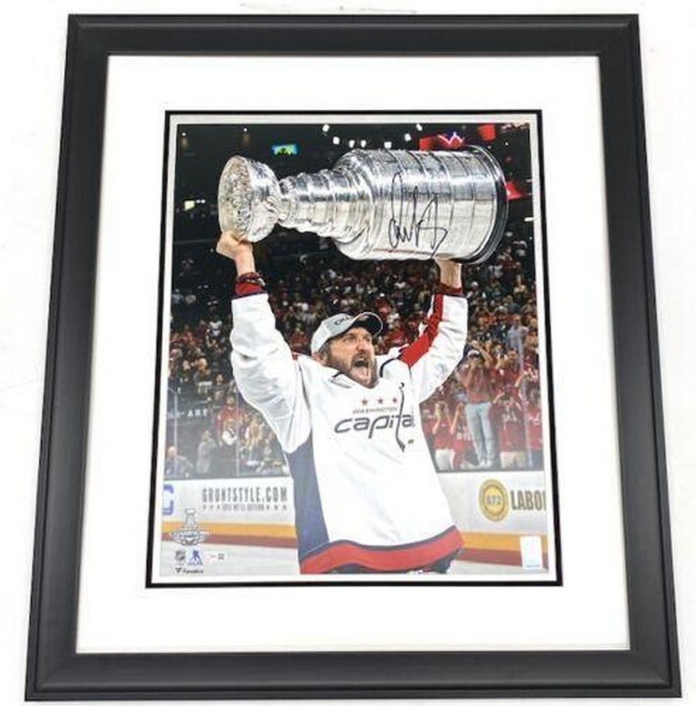 Authentic Alexander Ovechkin ''Stanley Cup'' Autograph 25'' x 30'' Picture W/ COA: Authentic Alexander Ovechkin " Stanley Cup" Autograph 25" x 30" Picture W/ COA