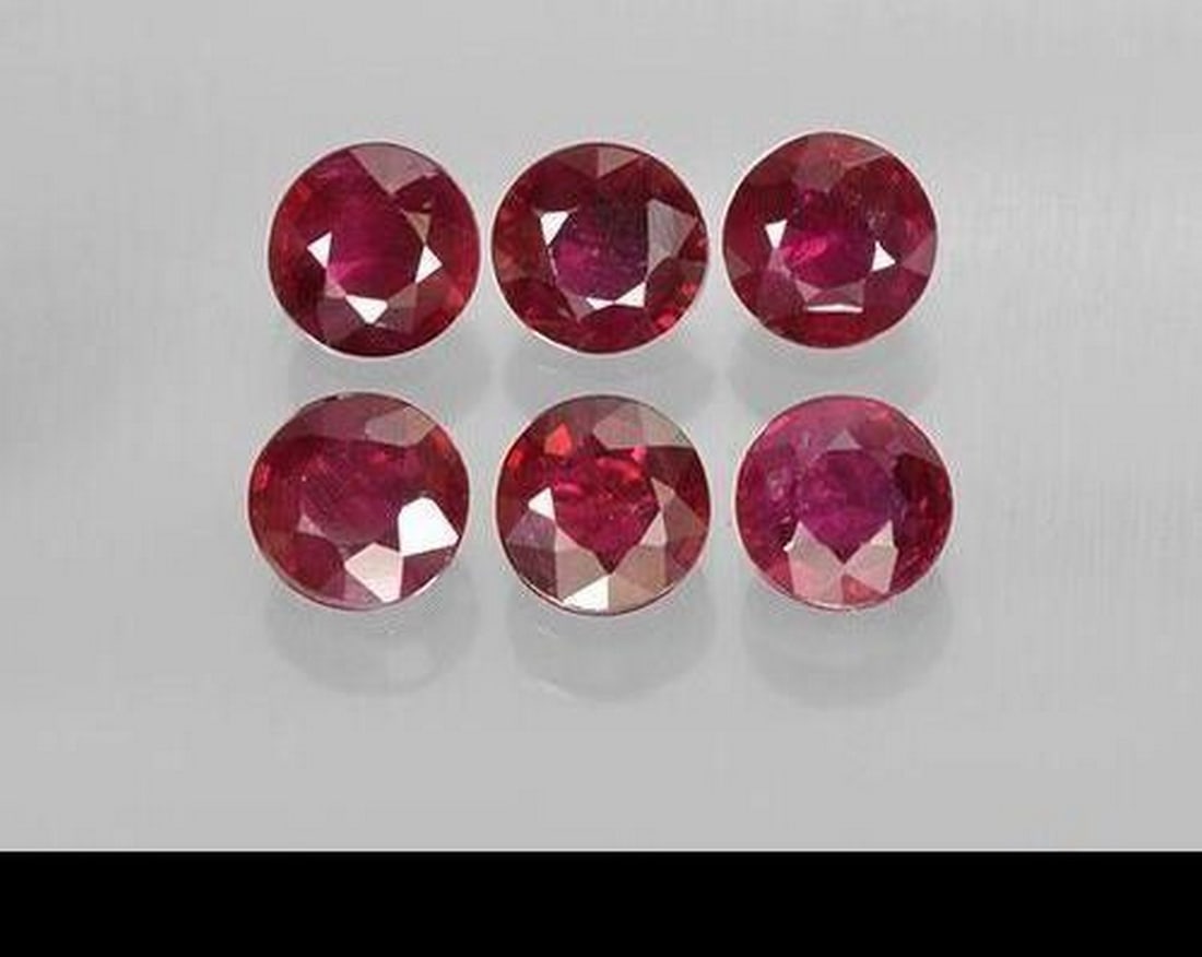 1.40 ct Natural Medium Red Rubies, Round Cut, VS - SI, Myanmar: 1.40 ct Natural Medium Red Rubies, Round Cut, VS - SI, Myanmar Set of six natural ruby gemstones with a total weight of 1.40 ct (average 0.23 ct each), cut in round facet shape with a medium red color