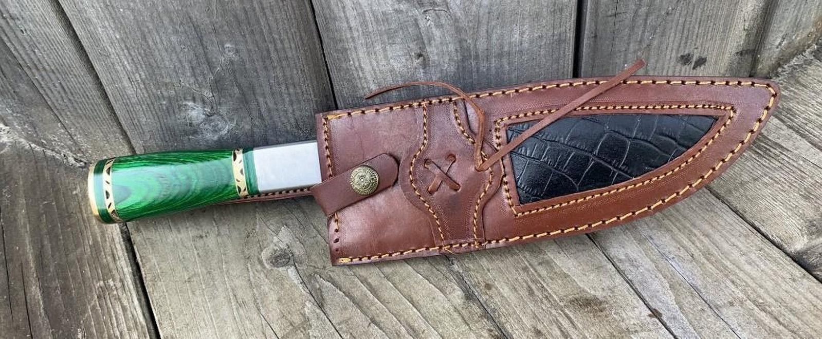 The Master Chef's Damascus Chef Knife: The Master Chef's Damascus Chef Knife. Damascus Steel Blade with 256 Layers on it. HARDNESS 56-60 H R C VERY HIGH QUALITY GENUINE LEATHER SHEATH View Photos For Further Details.