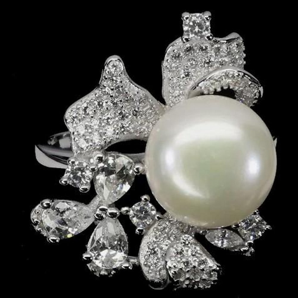 Sterling Silver Statement Pearl Ring: Sterling Silver Statement Pearl Ring This timeless 925 sterling silver ring features a luminous 10mm natural round pearl, celebrated for its classic elegance and soft iridescence. The polished silver 