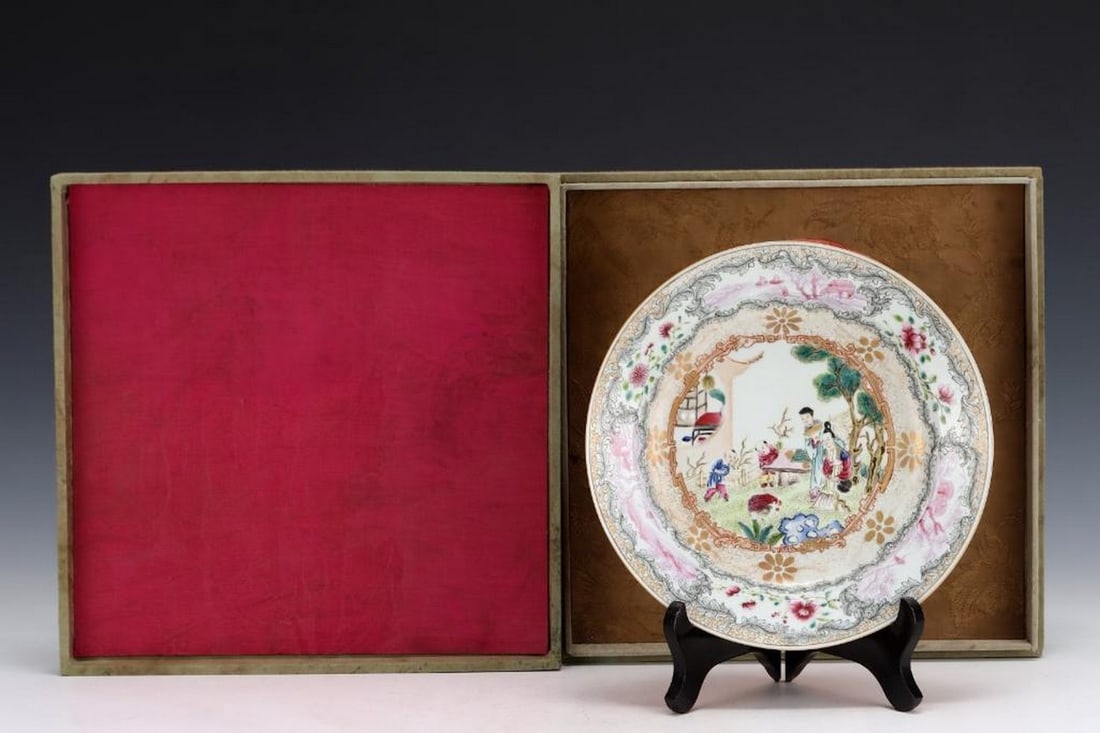 Old Collection Qing Yongzheng Famille Rose Figure Plate: Old Collection Qing Yongzheng Famille Rose Figure Plate A finely painted porcelain plate from the Yongzheng period of the Qing Dynasty, decorated in delicate famille rose enamels. The central scene de
