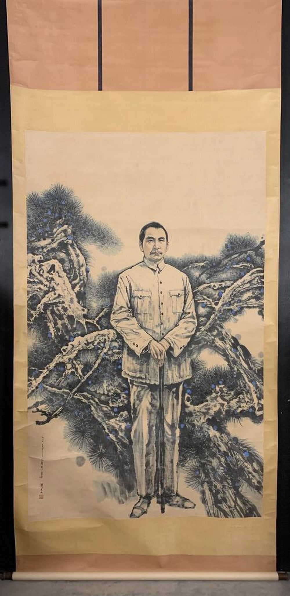 Liu Wenxi 'Portrait of Mr. Sun Zhongshan' Painting Scroll: Liu Wenxi 'Portrait of Mr. Sun Zhongshan' Painting Scroll A finely crafted painting scroll by the acclaimed artist Liu Wenxi, depicting a distinguished portrait of Mr. Sun Zhongshan (Sun Yat-sen). The