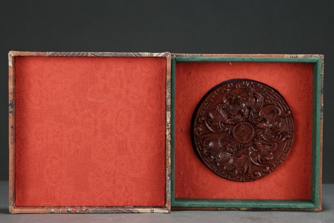 Old Collection Agarwood Carving 'Auspicious Plate': Old Collection Agarwood Carving 'Auspicious Plate' A finely crafted plate made from aromatic agarwood, featuring intricate carvings inspired by traditional auspicious motifs. The detailed design highl