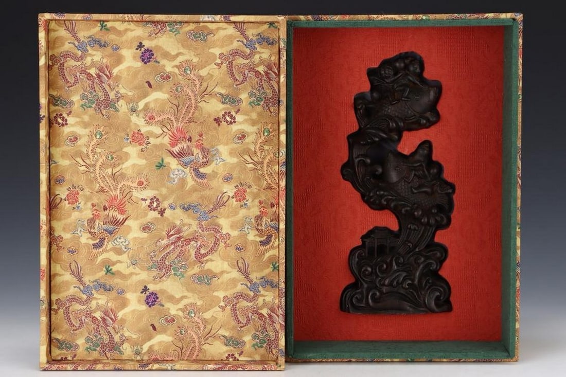 Old Collection Agarwood Carving 'Carp Crossing the Dragon Gate' Sculpture: Old Collection Agarwood Carving 'Carp Crossing the Dragon Gate' Sculpture A finely crafted sculpture made from aromatic agarwood, depicting the legendary carp leaping over the dragon gate. The intrica