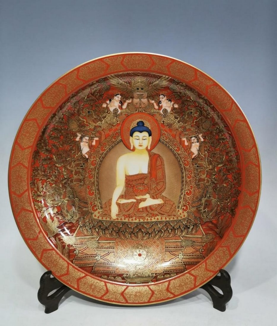 Qing Dynasty Qianlong Imperial Alum Red and Gold-Painted Buddha Statue Thangka Large Plate: Qing Dynasty Qianlong Imperial Alum Red and Gold-Painted Buddha Statue Thangka Large Plate An impressive large porcelain plate from the Qianlong period of the Qing Dynasty, decorated in rich alum red