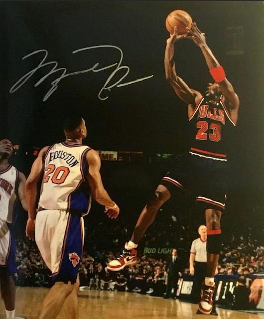 MICHAEL JORDAN 8 x 10 Autographed Photo: This is a Facsimile Autographed Reprint Photograph - Measurements 8 x 10 â€“ NOT HAND SIGNED