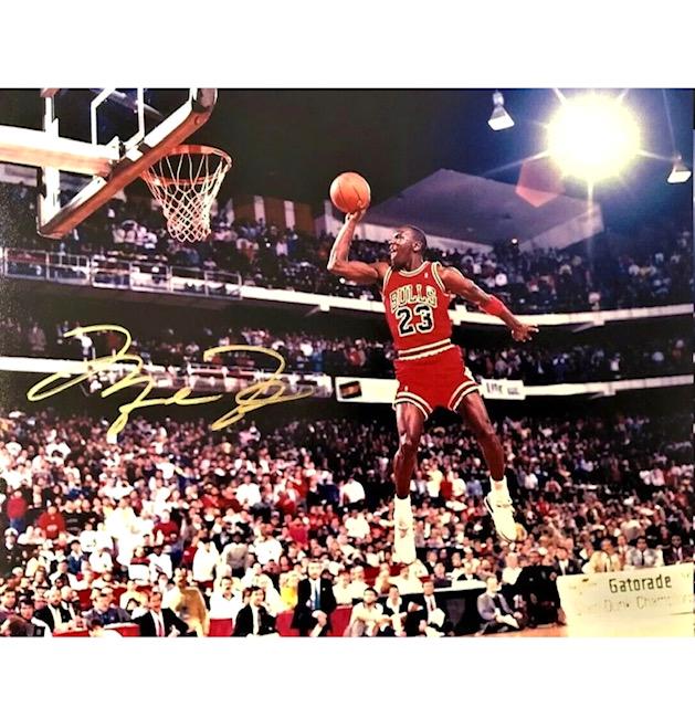 MICHAEL JORDAN 8 x 10 Autographed Photo: This is a Facsimile Autographed Reprint Photograph - Measurements 8 x 10 â€“ NOT HAND SIGNED