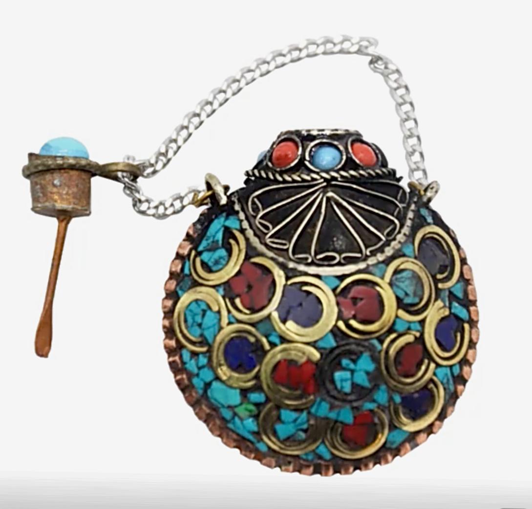 Old Turquoise/Coral Ladies Discreet Opium Snuff Bottle (1 of 2)
