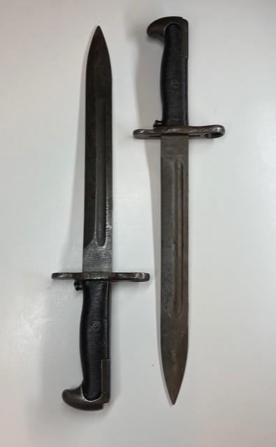 Signed & Numbered WW2 ? American Rifle Bayonet Dagger: Approximately 15 Inches Long / We were told by Our Consignor that he believed it to be a World War 2 Bayonet but We believe after our own brief search that it is a Cold War Bayonet / Please Do Your Ow