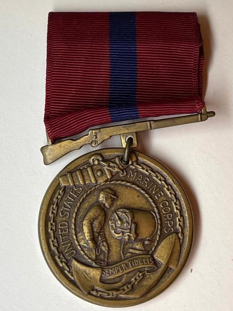 WW2 United States Marine Corps Medal w/Rifle & Ribbon: Multiple Photos Posted