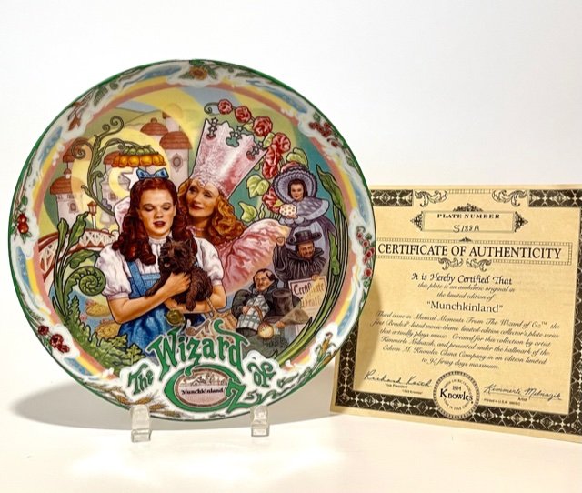 WIZARD of OZ Porcelain Music Box Decorative Plate w/COA: Plays MUNCHKINLAND - Limited Edition â€“ Hand Numbered - Beautiful Piece in Like New Condition and Comes with COA from KNOWLES - Multiple Photos Posted