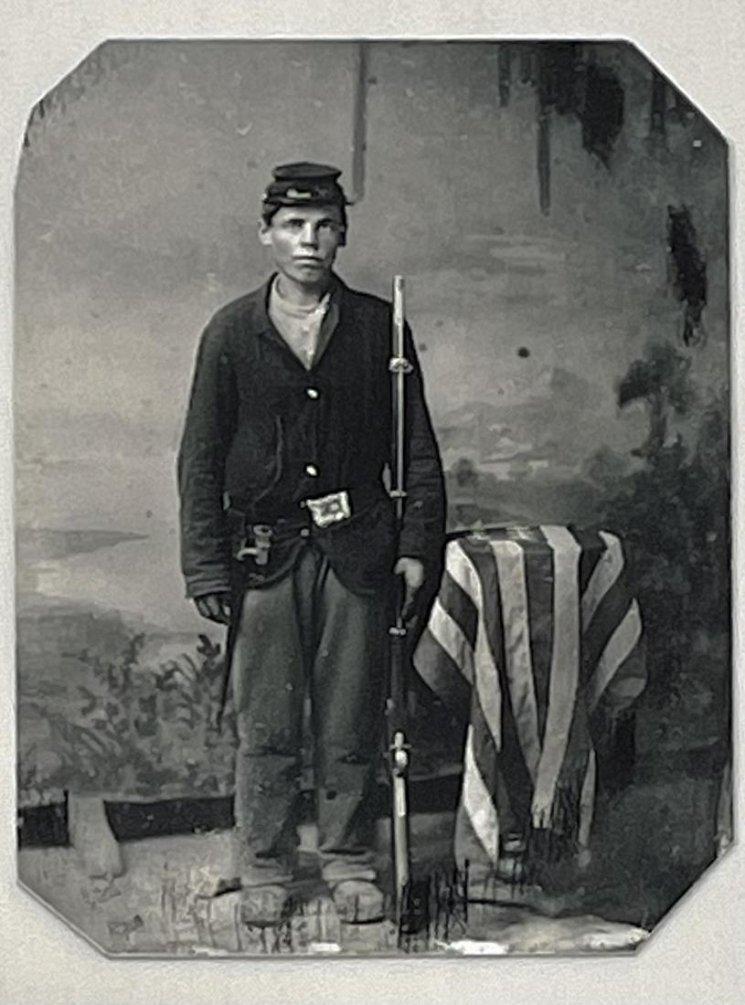 Civil War Tin Type Photo of Soldier Uniform w/Weapons (1 of 1)
