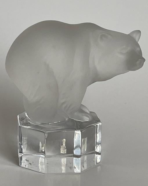 Rare GOEBEL Frosted Crystal Grizzly Bear LALIQUE Style: This is a Signed GOEBEL Frosted Crystal Grizzly Bear in the Style of LALIQUE / No Cracks Chips or Repairs / The Bottom of the Base has Normal Light Surface Scratched which comes from the Moving Around