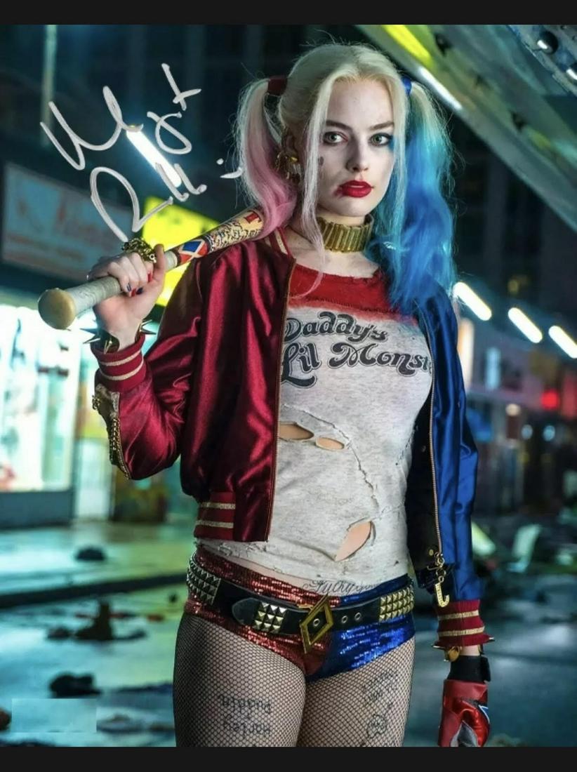 DC Comics HARLEY QUINN 8 x 10 Cast Signed Photograph (1 of 1)