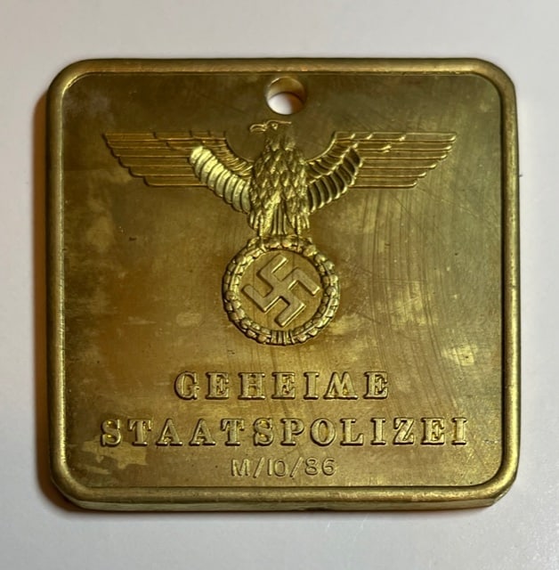 WW2 German SS Central Intelligence Gestapo Disc: All WW2 German or Russian Advertised Items are SOLD AS-IS. We Cannot be Certain whether or Not these are Surplus Items or Just Plain Reproductions so we are Selling them with Absolutely NO RESERVE and