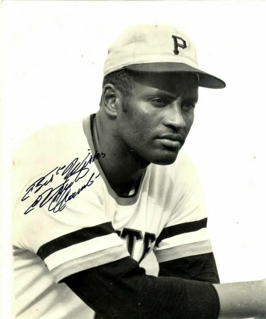 ROBERTO CLEMENETE 8 x 10 Facs Autographed RP Photo: This is a Facsimile Autographed Reprint Photograph - Measurements 8 x 10 – NOT HAND SIGNED