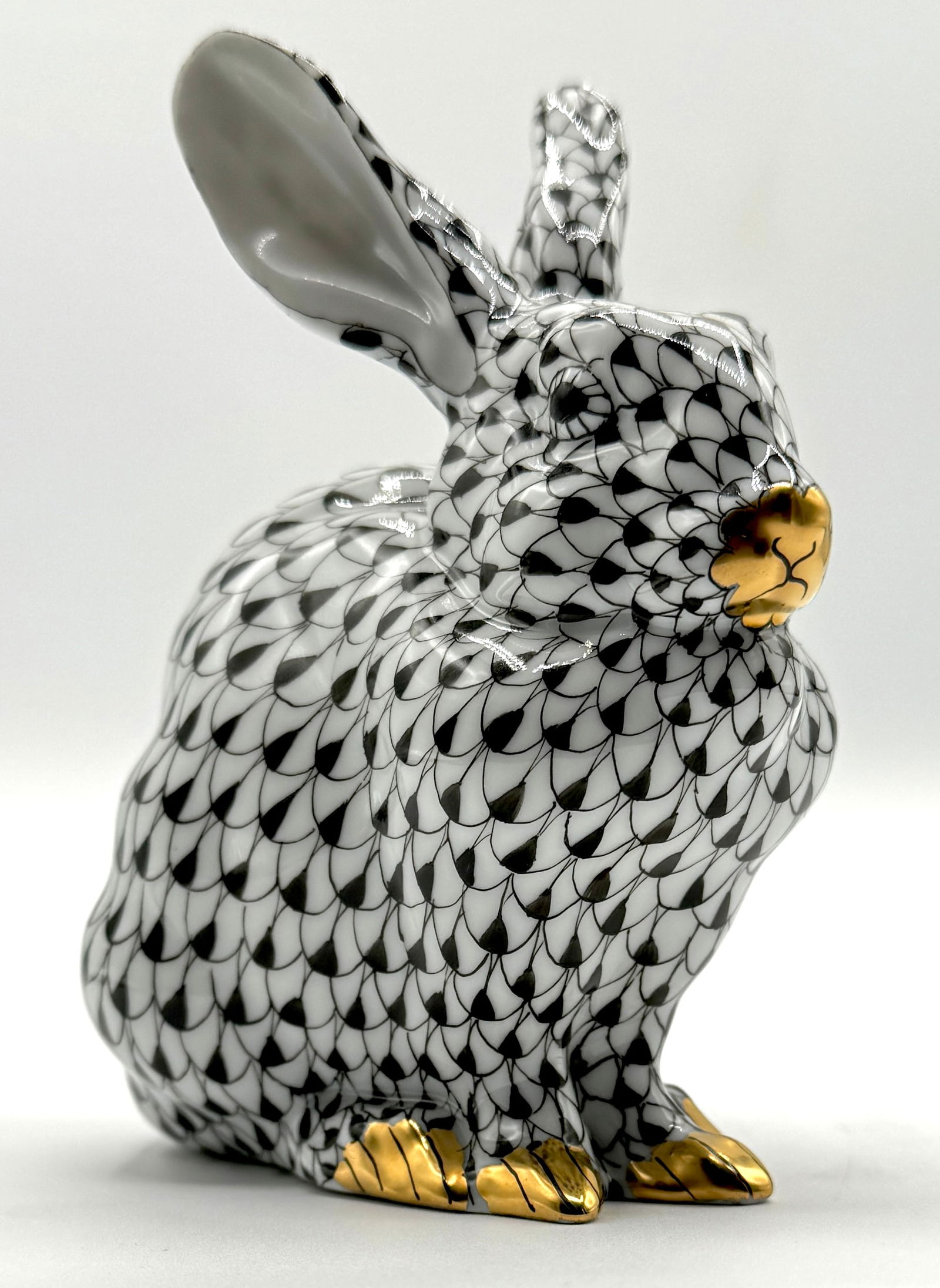 Beautiful HEREND Hungary Black Fishnet Porcelain Bunny Rabbit Figurine (1 of 4)