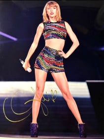 TAYLOR SWIFT Facs Autographed 8.5 X 11 RP Photograph