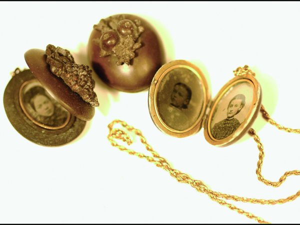 J35 - THREE IMAGE LOCKETS, TWO OF BROWN THERMOPL