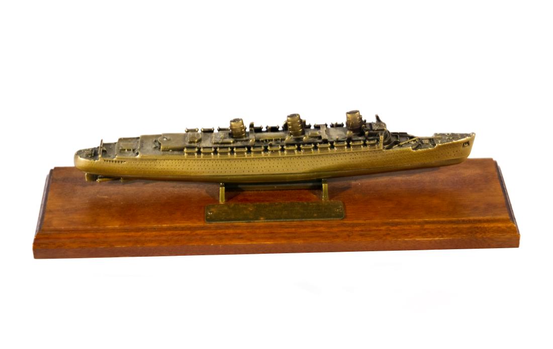 Queen Elizabeth Metal Ship Model (1 of 4)
