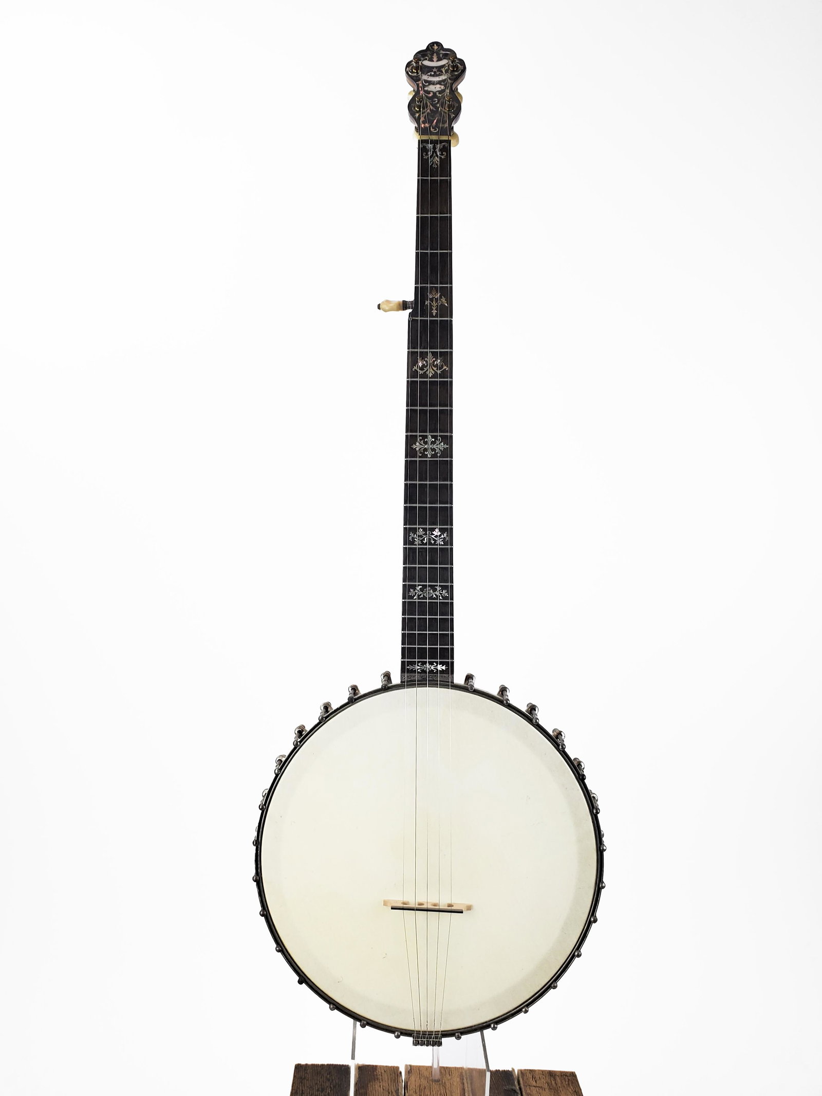 Alfred A. Farland Banjo, Artist Grand #2: Alfred A. Farland Banjo Artist Grand #2, top of the line showpiece. Branded "Sam Cushman" on inside ring and dowel. Length: 97cm. Alfred A. Farland (1864-1954) was one of the most sensational players 