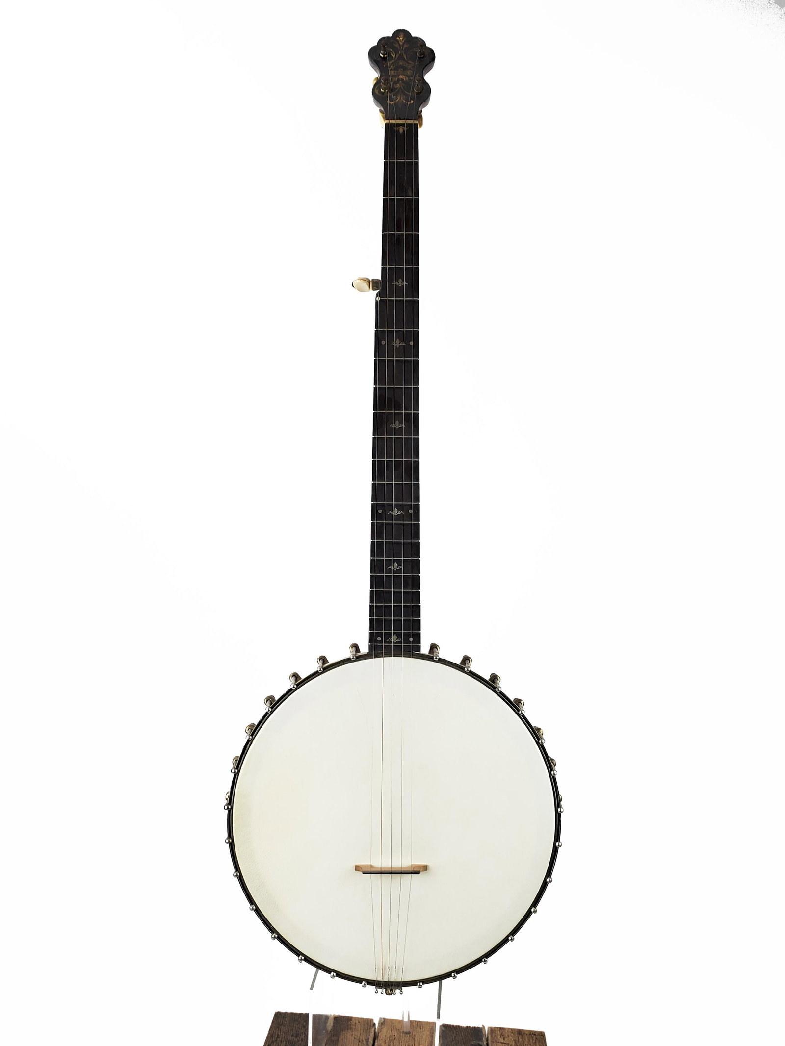 Alfred A. Farland Banjo, Artist Grand: Alfred A. Farland Banjo Artist Grand. Length: 96cm. The diameter is 11.75" and the diameter of the rim is 12.25". Alfred A. Farland (1864-1954) was one of the most sensational players of the banjo at 