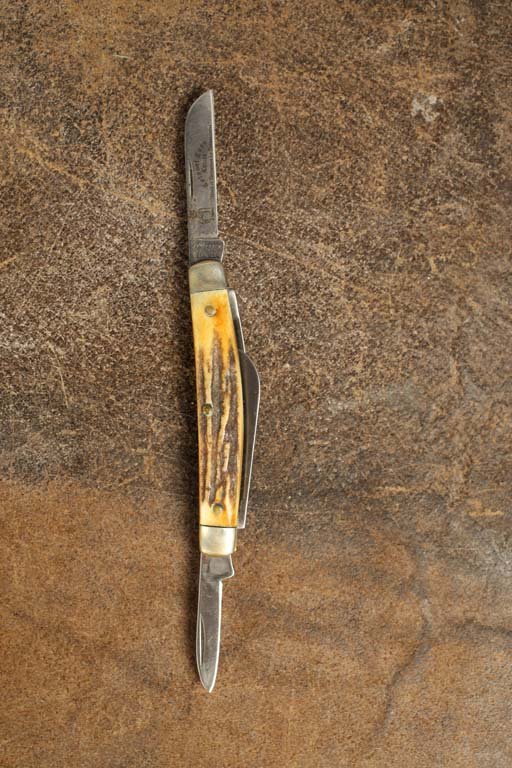 Folding Knife Made of Horn: Folding knife made of horn manufactured by Colonel Coon Knives, Tennessee.