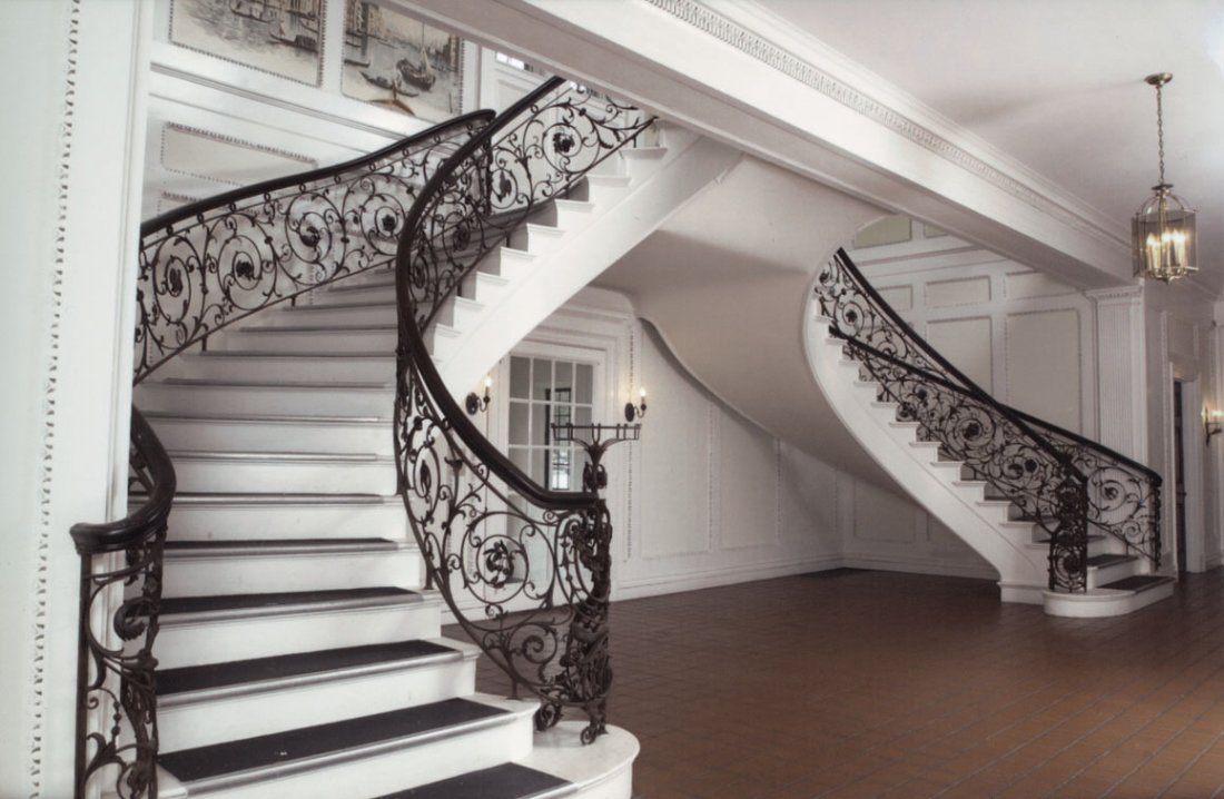SABIN ESTATE WROUGHT IRON GRAND STAIRCASE STRAIGHT: SABIN ESTATE WROUGHT IRON GRAND STAIRCASE RAILING, SAMUEL YELLIN. THE FOLLOWING LOTS CONSISTING OF PORTIONS OF THE MAGNIFICENT SAMUEL YELLIN STARICASES HEREIN DEPICTED WILL ONLY BE OFFERED IF THE PREC