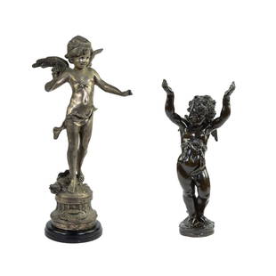 A silver-plated brass cherub 'Alerte' and a brown patinated bronze cherub, after Auguste Moreau: A silver-plated brass cherub 'Alerte' and a brown patinated bronze cherub, after Auguste Moreau Lot van 2 sculpturen, verzilverde messing cherubijn 'Alerte' en bruin gepatineerde bronzen cherubijn,