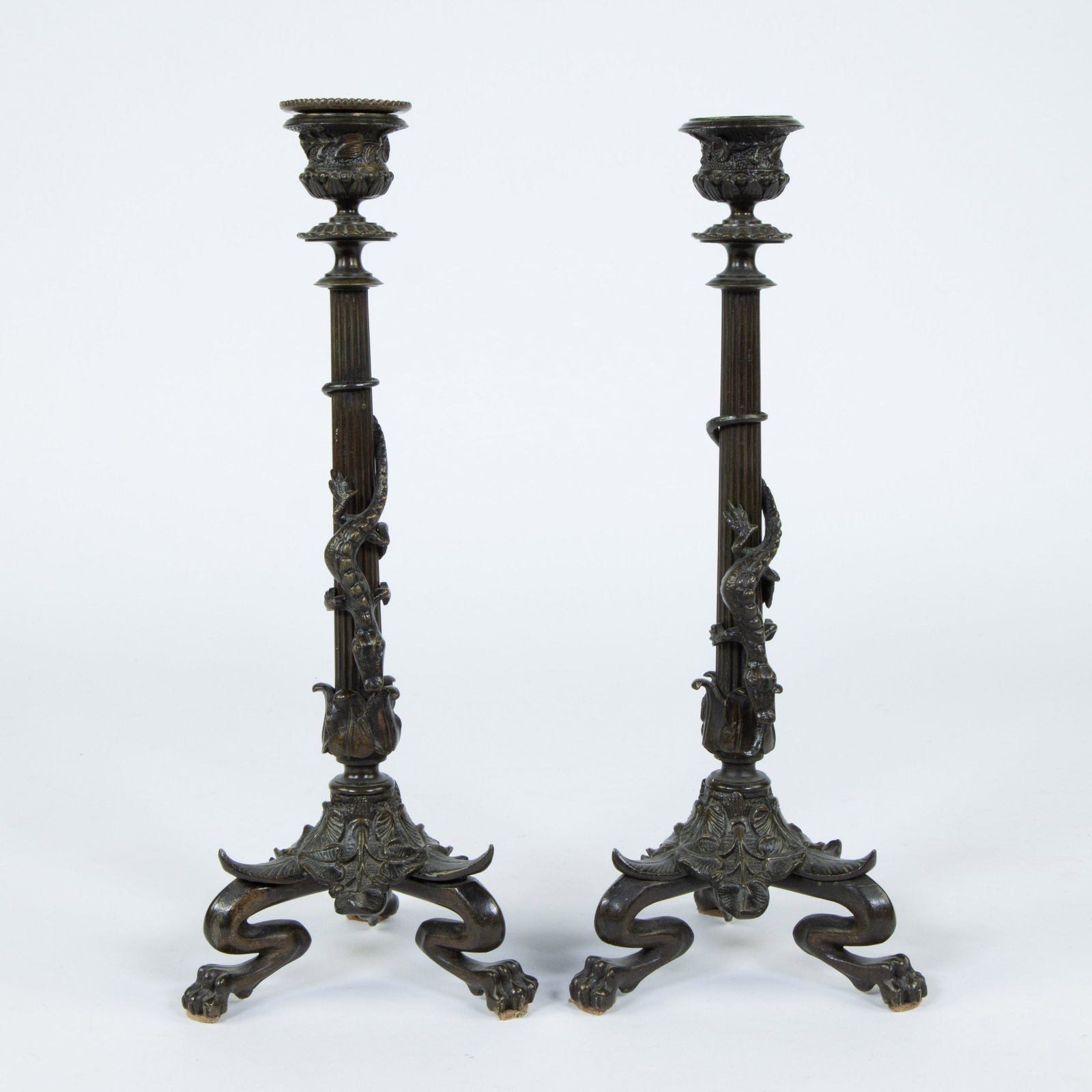 Pair of bronze candlesticks on lion feet decorated with a crocodile, Barbedienne, 19th century: Pair of bronze candlesticks on lion feet decorated with a crocodile, Barbedienne, 19th century Koppel bronzen kandelaars op leeuwenpoten versierd met een krokodil, Barbedienne, 19e eeuw H 30.5 cm