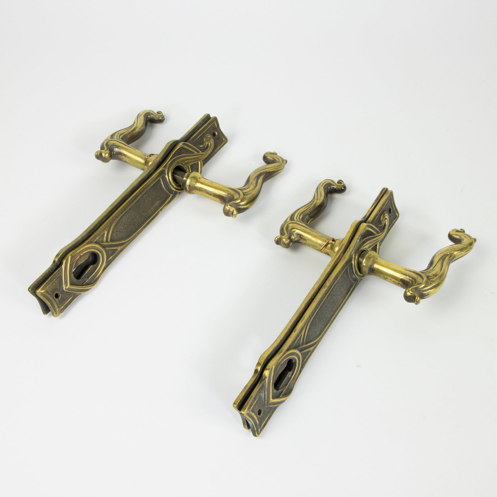 Victor HORTA (1861-1947), pair of Art Nouveau door fittings with keyholes in gilt bronze: Victor HORTA (1861-1947), pair of Art Nouveau door fittings with keyholes in gilt bronzeVictor HORTA (1861-1947), koppel Art Nouveau deurkrukken met deurbeslag met sleutelgaten in verguld brons23.5 x