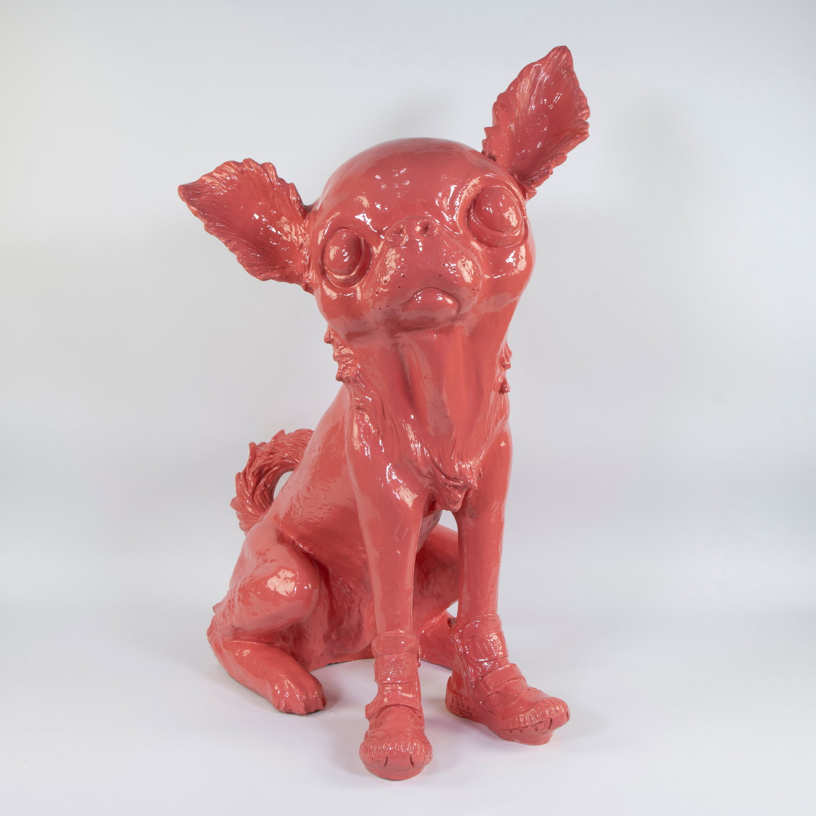 William SWEETLOVE (1949), cloned chihuahua with shoes (2008) in pink resin, signed: William SWEETLOVE (1949), cloned chihuahua with shoes (2008) in pink resin, signedWilliam SWEETLOVE (1949), gekloonde chihuahua met schoenen (2008) in rose resin, gesigneerdH 90 cm