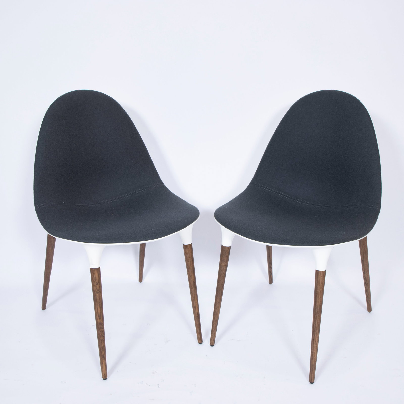 Lot of 2 Caprice chairs by Cassina designed by Philippe Starck: Lot of 2 Caprice chairs by Cassina designed by Philippe StarckLot van 2 Caprice stoelen van Cassina ontworpen door Philippe StarckH 77 cm