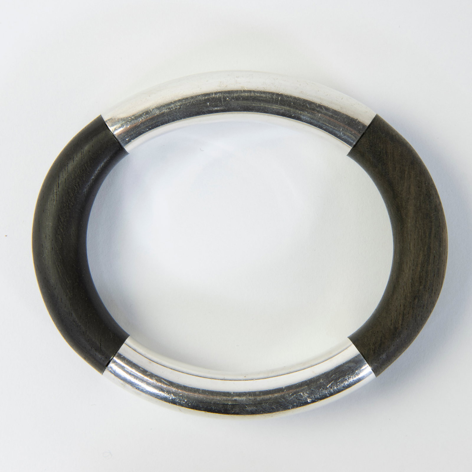 Rare Georg Jensen bracelet made of silver 925 S and ebony design Andreas Mikkelsen, marked: Rare Georg Jensen bracelet made of silver 925 S and ebony design Andreas Mikkelsen, markedZeldzame Georg Jensen armband gemaakt van zilver 925 S en ebbenhout ontwerp Andreas Mikkelsen, gemerkt9.5 x 8