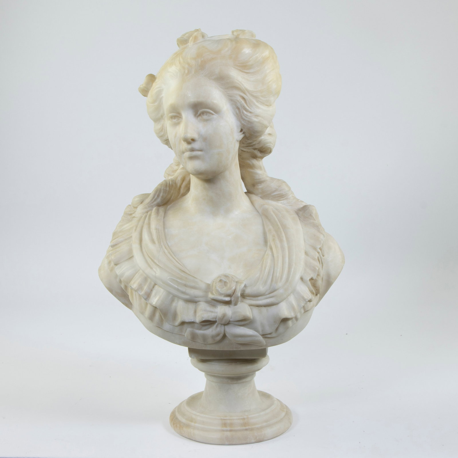 Augustin PAJOU (1730-1809), alabaster female bust, signed: Augustin PAJOU (1730-1809), alabaster female bust, signedAugustin PAJOU (1730-1809), albasten damesbuste, getekendH 51 cm