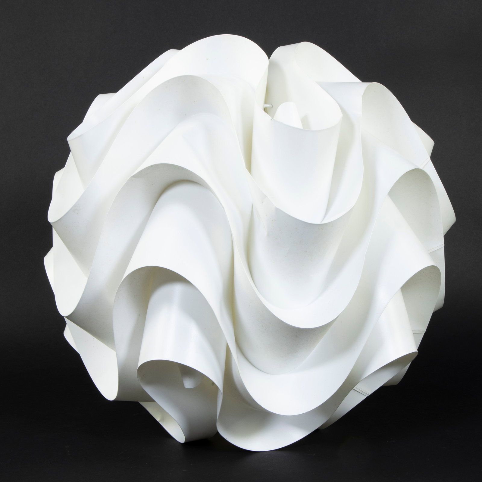 Le Klint 172 chandelier Sinus, designed by Poul Christiansen for LE KLINT, white plastic: Le Klint 172 chandelier Sinus, designed by Poul Christiansen for LE KLINT, white plasticLe Klint 172 luchter Sinus, ontworpen door Poul Christiansen voor LE KLINT, wit kunststof38 x 41 x 41 cm