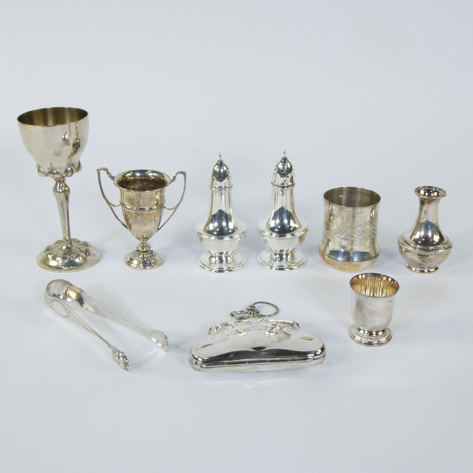 Lot of various silver items, goblet, mug, salt and pepper shaker, sugar tongs, vases, purse and egg: Lot of various silver items, goblet, mug, salt and pepper shaker, sugar tongs, vases, purse and egg cupLot diverse zilveren items, drinkbeker, beker, peper- en zoutvat, suikertang, vaasjes, portemonne