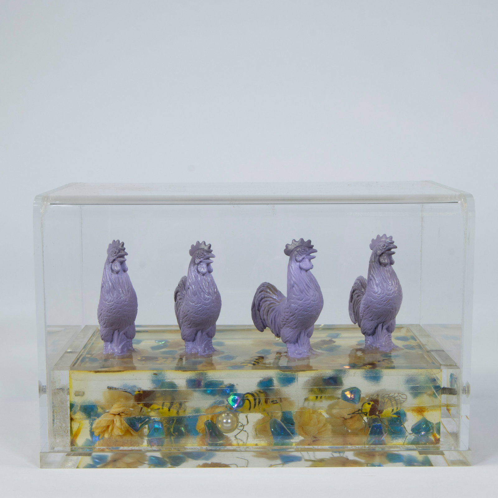 William SWEETLOVE (1949), 4 cloned roosters in plexi box: William SWEETLOVE (1949), 4 cloned roosters in plexi boxWilliam SWEETLOVE (1949), 4 gekloonde hanen in plexi box13.5 x 21 x 12 cm