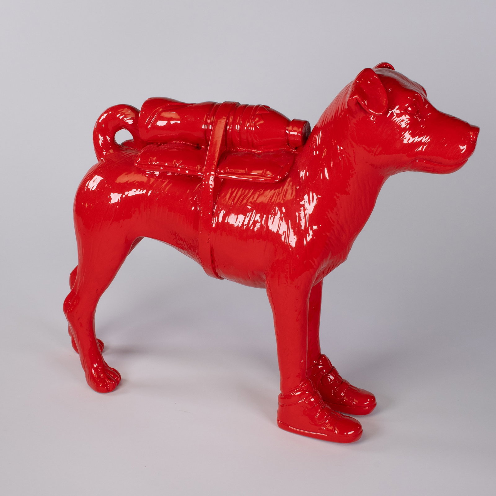 William SWEETLOVE (1949), cloned bulldog with pet bottle in resin, numbered and signed: William SWEETLOVE (1949), cloned bulldog with pet bottle in resin, numbered and signedWilliam SWEETLOVE (1949), gekloonde bulldog met petfles in hars, genummerd en gesigneerd41 x 40 x 12 cm
