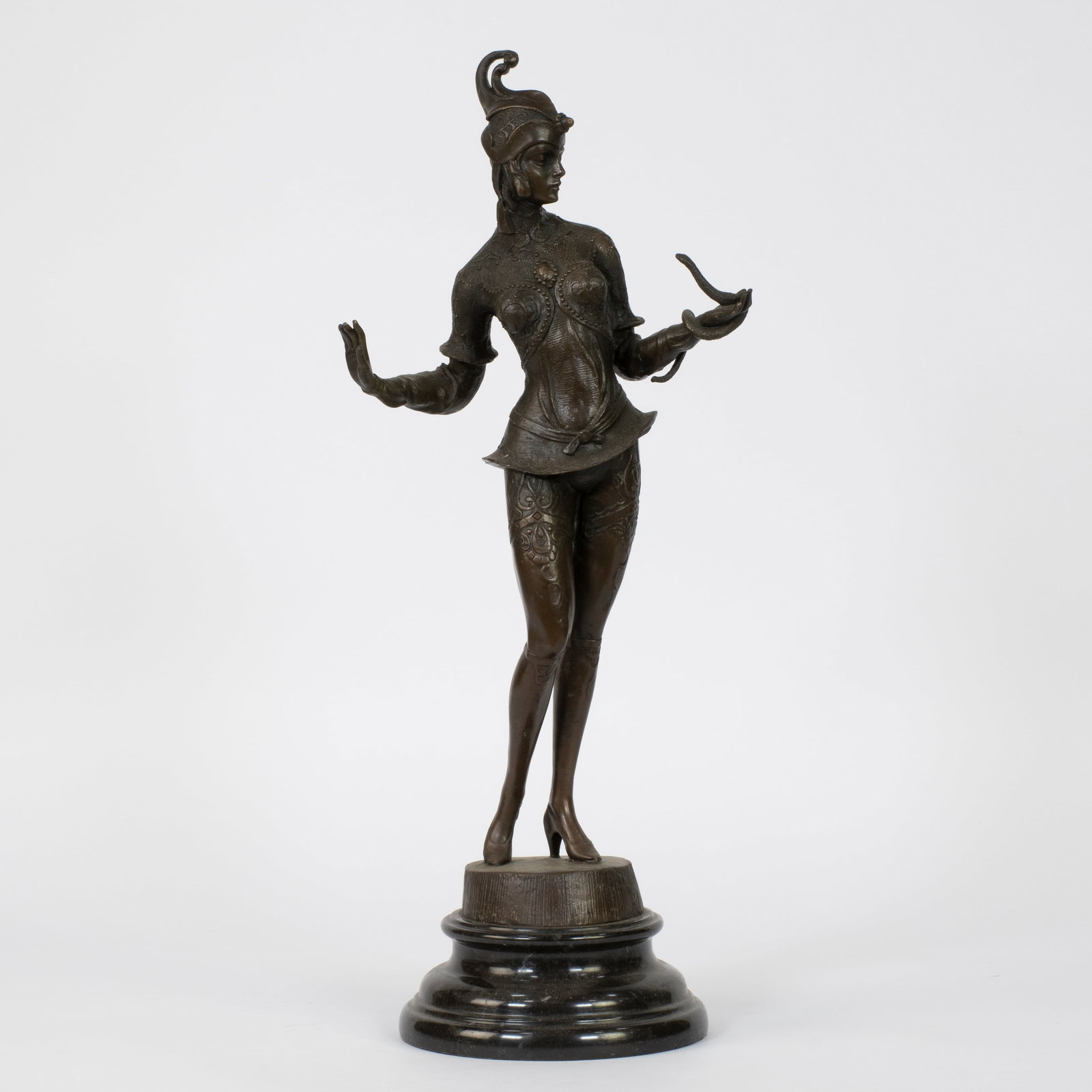 Gustav SCHMIDT-CASSEL (1867-1954), bronze statue, signed: Gustav SCHMIDT-CASSEL (1867-1954), bronze statue, signedGustav SCHMIDT-CASSEL (1867-1954), bronzen beeld van een slangenbezweerster, getekendH 54 cm posthumous edition, postume uitgave