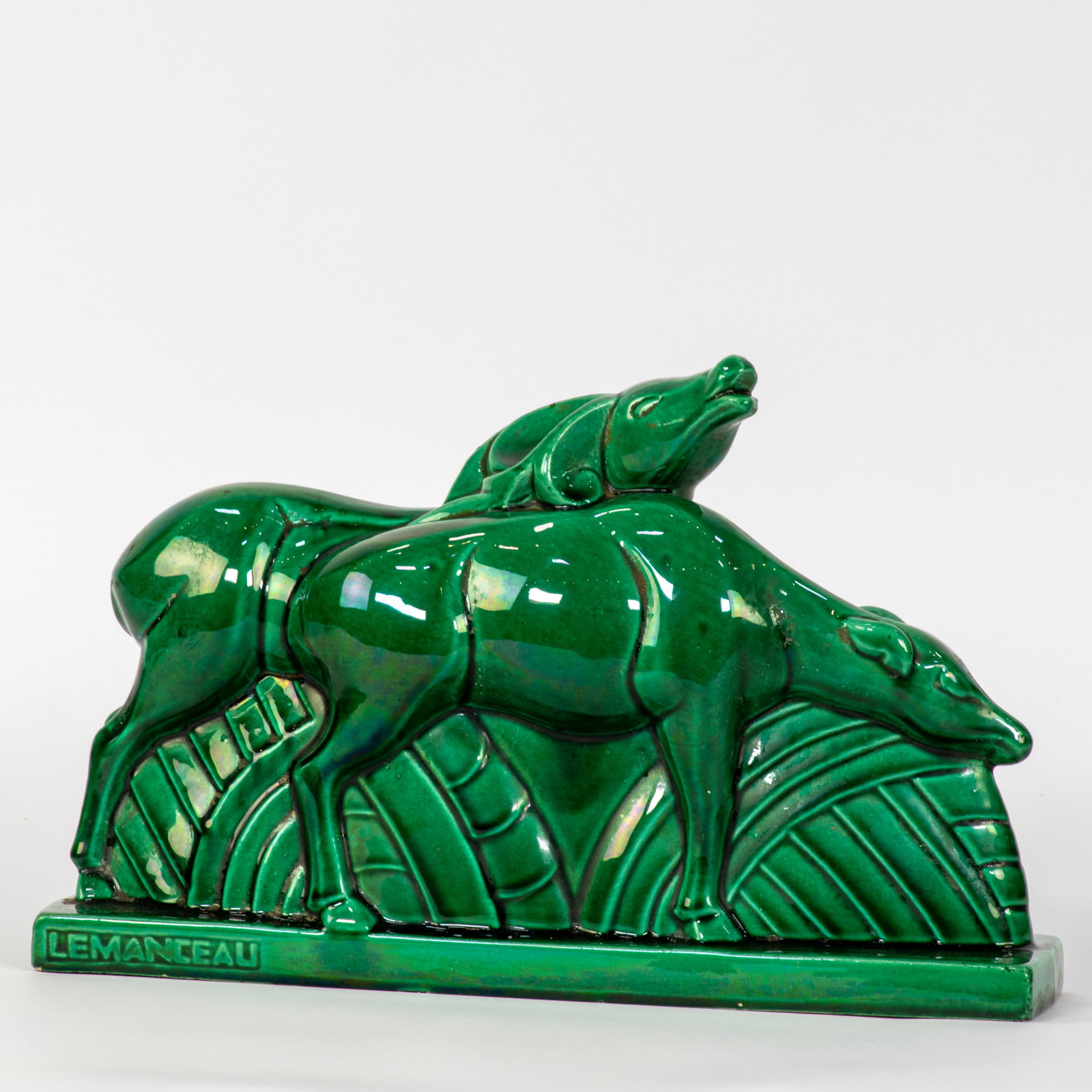 Charles LEMANCEAU (1905-1980), green ceramic Art Deco sculpture, signed: Charles LEMANCEAU (1905-1980), green ceramic Art Deco sculpture, signedCharles LEMANCEAU (1905-1980), groen keramieken Art Deco sculptuur, getekend23 x 36 x 9 cm