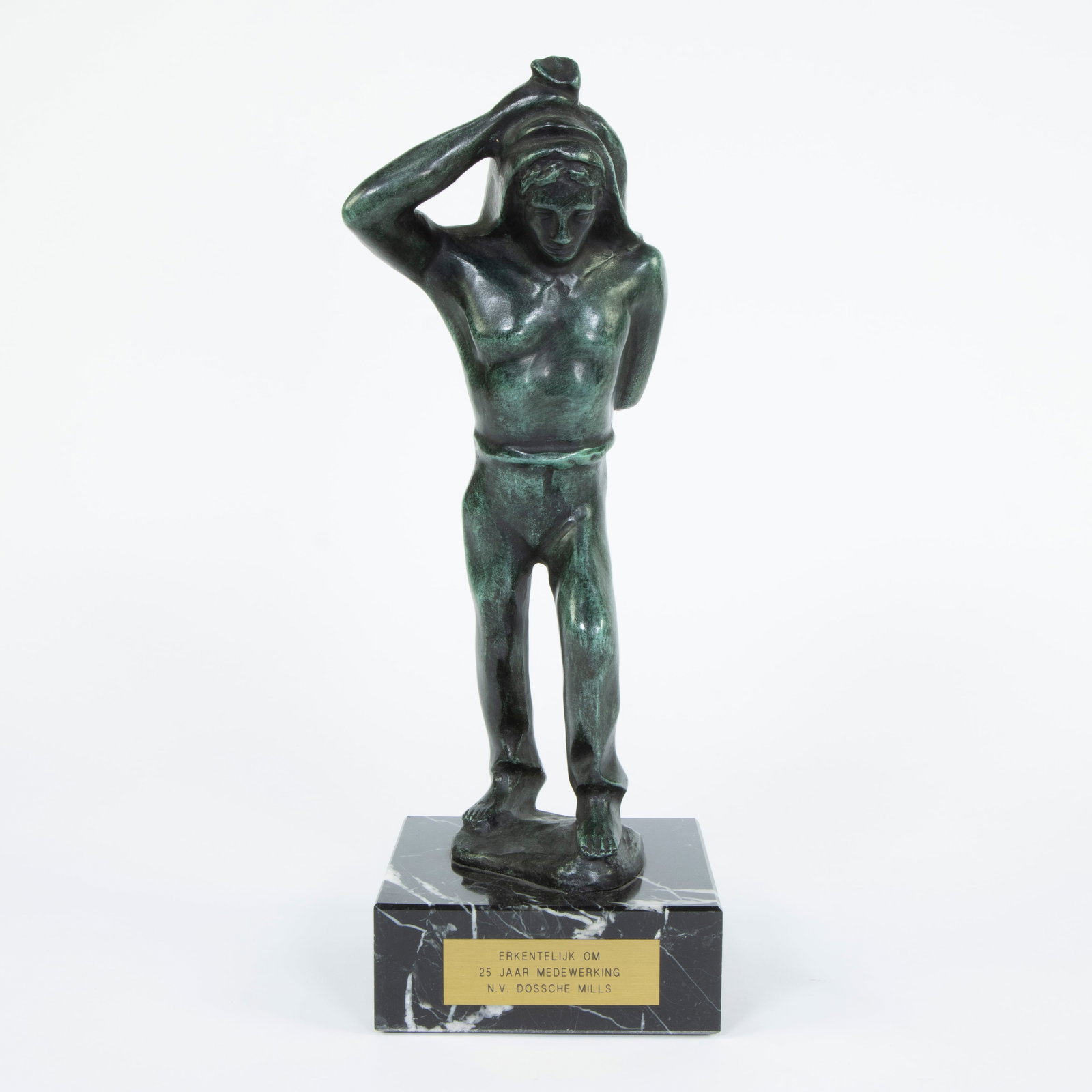 Sylvain Norga (1892-1968), patinated bronze Le debardeur, signed: Sylvain Norga (1892-1968), patinated bronze Le debardeur, signedSylvain Norga (1892-1968), gepatineerd brons Le debardeur, getekendH 36 cm Gemaakt in opdracht van Dossche (1951), firma veevoeders Dein