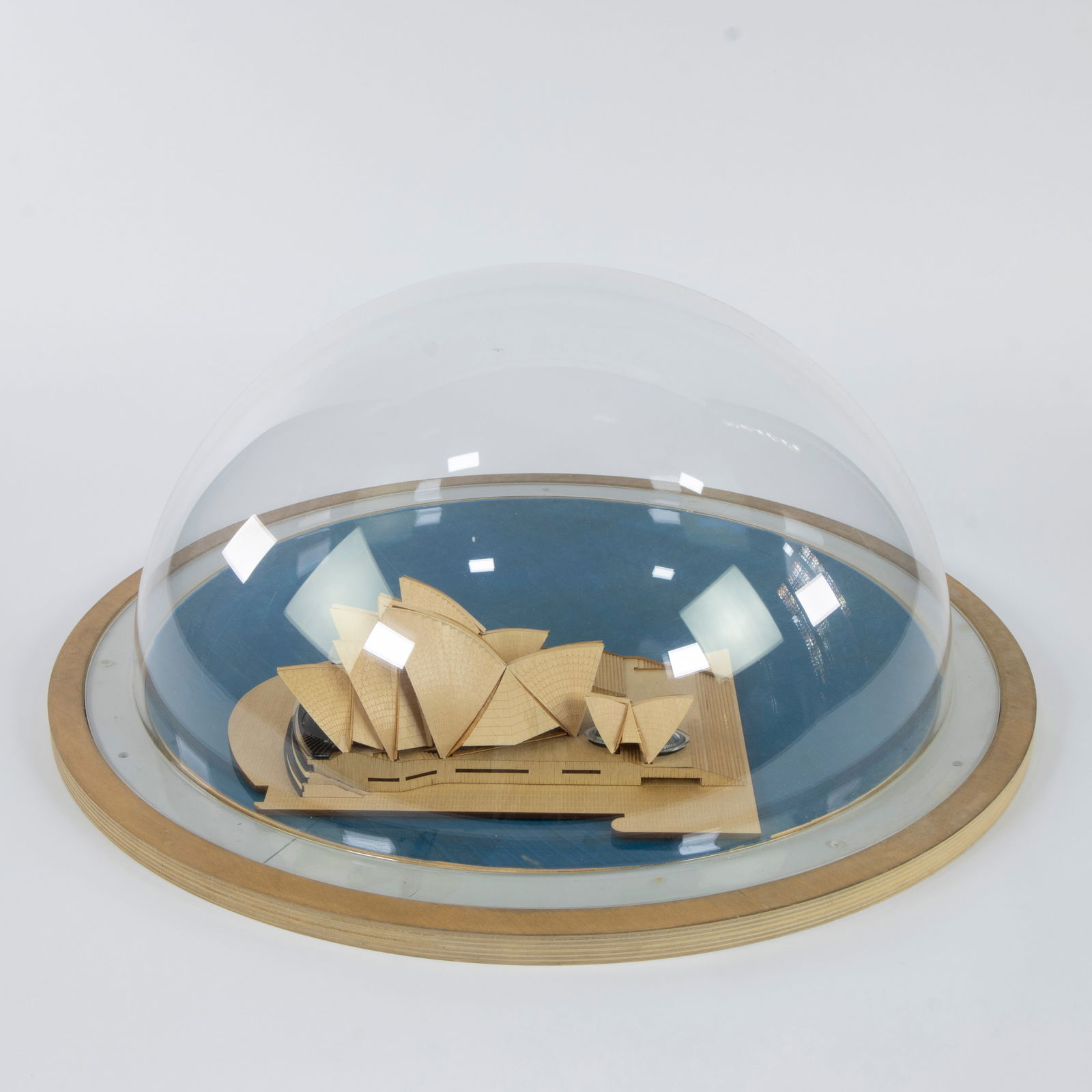 Model of the Sydney Opera House in cedar wood under a globe: Model of the Sydney Opera House in cedar wood under a globeMaquette van het Sydney Opera House in cederhout onder een globeH 25 Diam. 57 cm
