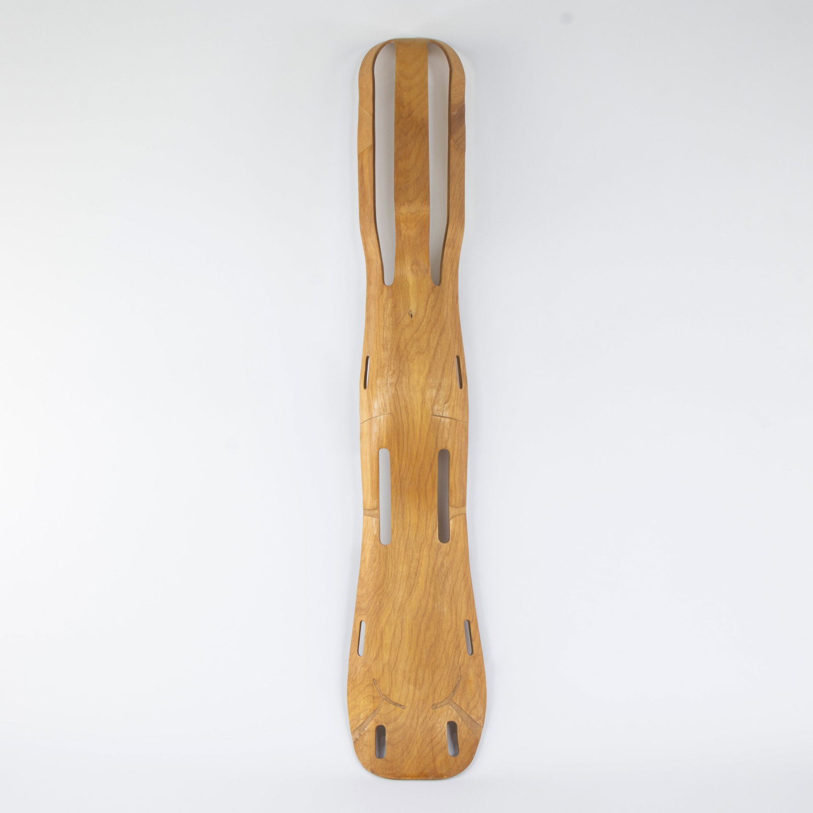 Plywood leg splint designed by Charles & Ray Eames, manufactured by Evans Products Company in 1942: Plywood leg splint designed by Charles & Ray Eames, manufactured by Evans Products Company in 1942Plywood leg splint ontworpen door Charles & Ray Eames, gefabriceerd door Evans Products Company in 194