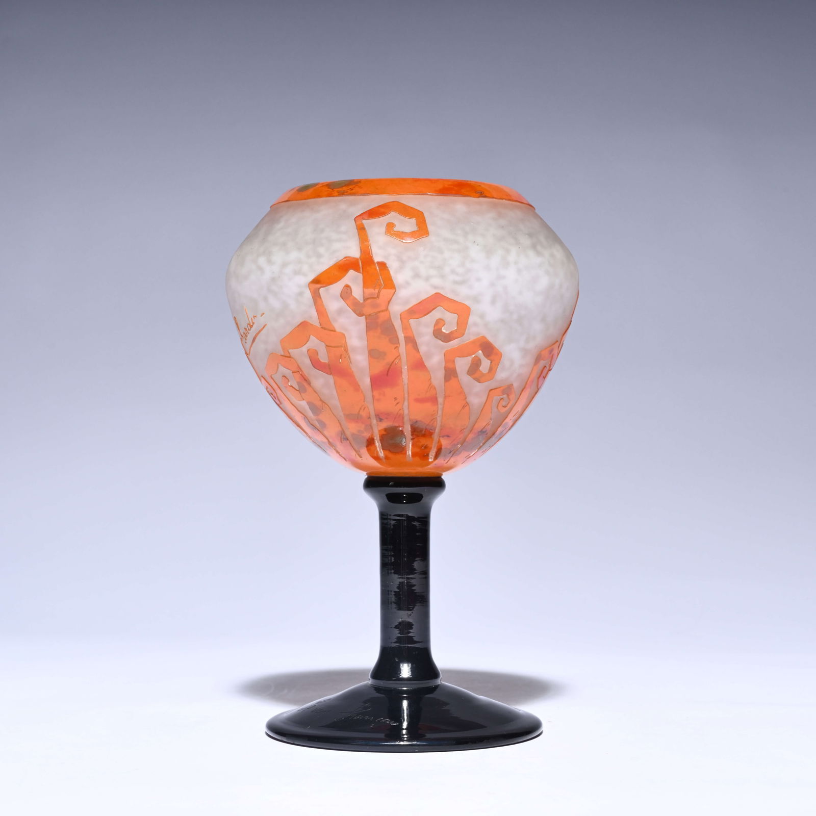 Le Verre Francais - Schneider coupe in glass paste on black base model Fougeres, signed Charder and: Le Verre Francais - Schneider coupe in glass paste on black base model Fougeres, signed Charder and Le Verre FrancaisLe verre Francais - Schneider coupe in glaspasta op zwarte voet modele Fougeres, ge