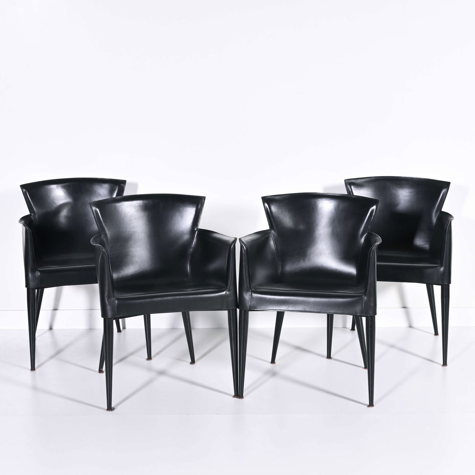 4 vintage Vela leather armchairs by Carlo Bartoli for Matteo Grassi: 4 vintage Vela leather armchairs by Carlo Bartoli for Matteo Grassi4 vintage Vela lederen fauitteuils door Carlo Bartoli voor Matteo Grassi80 x 58 x 50 cm