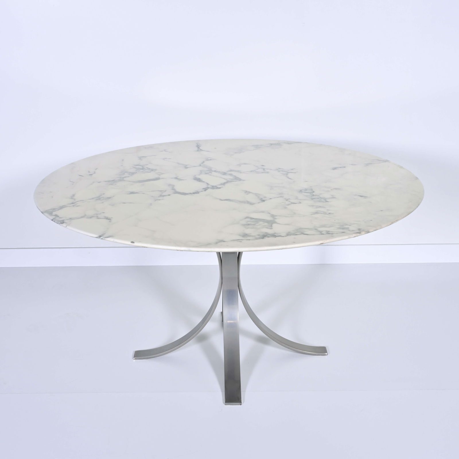 Osvaldo BORSANI and Eugenio GERLI for TECNO. Large round table T69 in Carrara marble and brushed: Osvaldo BORSANI and Eugenio GERLI for TECNO. Large round table T69 in Carrara marble and brushed steel base, Italy 1970sOsvaldo BORSANI & Eugenio GERLI voor TECNO. Grote ronde tafel T69 van Carrara ma