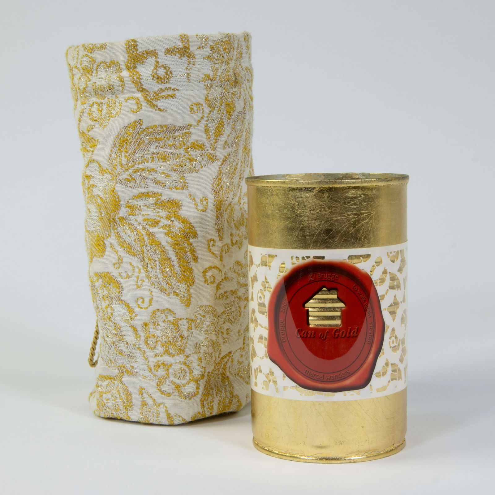 Marcel Wanders Can of Gold, edition signed and numbered 101/150, tin gilded with gold, with fabric: Marcel Wanders Can of Gold, edition signed and numbered 101/150, tin gilded with gold, with fabric bagMarcel Wanders Can of Gold, editie gesigneerd en genummerd 101/150, blik verguld met goud, met sto